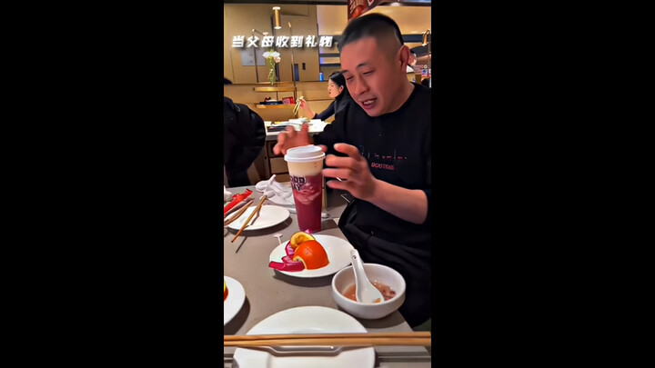 “A few-hundred-yuan skin isn’t as meaningful as giving your parents a flower.”