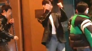白鹿周柯宇以爱为营下班，原来大家下班都是一样开心。