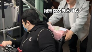 本人自愿签订《出门在外帮帮大家的父母协议》