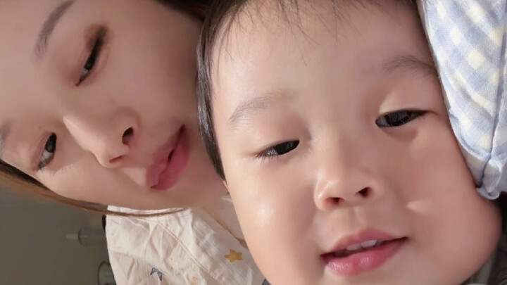 คลิปบันทึกการนอนหลับด้วยตัวเองของลูกน้อยฉบับเต็มแบบไม่มีตัด—ช่วยให้พ่อแม่สบายใจสุดๆ เลย!