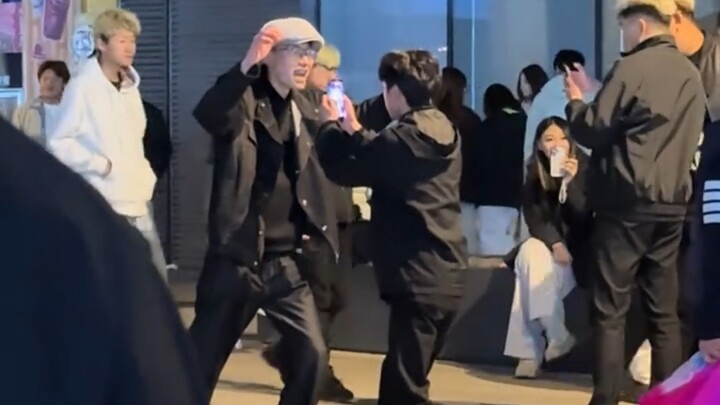 Nhiếp ảnh gia Tang Jiaqi lần đầu lộ diện, điển trai hết nấc khiến dân tình phát sốt! Kết thúc chương