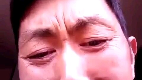 พี่น้องชาวเสฉวนเล่นตลกขณะสูบบุหรี่