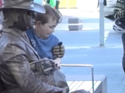 ‘Penghargaan Seni Jalanan’ Sebenarnya Cuma Mau Foto, Tapi Gak Nyangka…