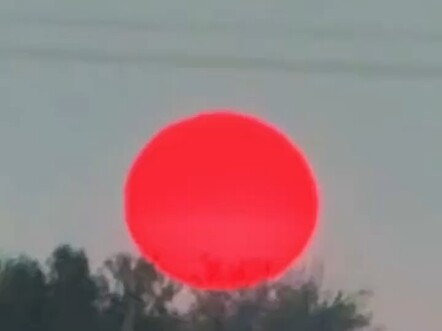A blood-red sun has appeared in Henan, larger and redder than ever before—only to vanish just two mi