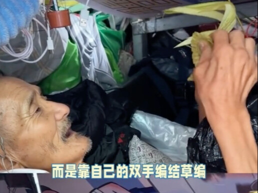 Tay nghề của ông ấy có thể đan dệt ra mọi thứ, nhưng lại không thể kiếm về một quãng đời an yên lúc 