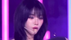 Yoo Jimin menemukan jarum di pakaiannya saat bernyanyi