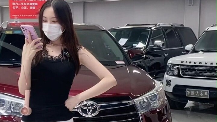 Cô nàng mảnh mai sẽ giới thiệu cho bạn những chiếc xe hơi đã qua sử dụng hạng sang!