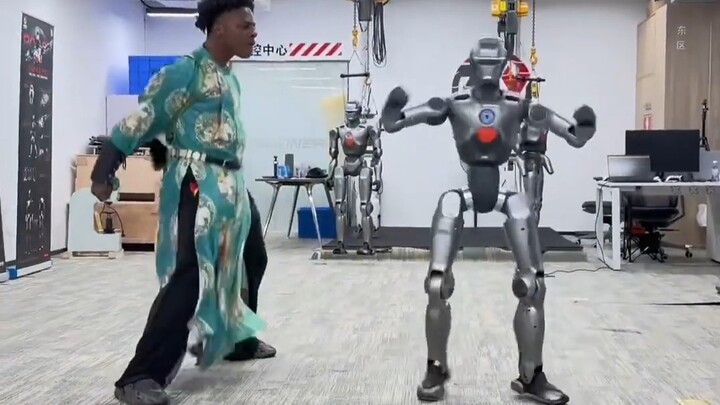 【Video jadi】 Kakak Tiroid Gondok Speed dan robot buatan Tiongkok melakukan salto belakang, menari, d