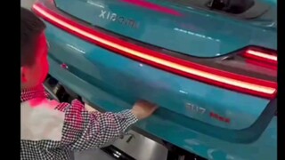 The Xiaomi SU7 trunk pinched my hand, the child cried, and I laughed!