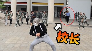 小伙在全校师生面前模仿坤坤，差点被开除！