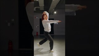 I can't take my eyes off her👀 #dohee #choreography