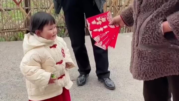 ใกล้ตรุษจีนแล้ว น้องสาวนักเรียนก็พูดว่า “ไม่เอา ไม่เอา” รับอั่งเปา ฮ่าๆๆ #เหยาอีเหยาเสี่ยวรู่เปา