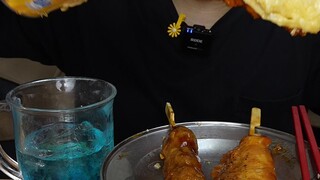 Kue beras goreng, mie kalkun keju, kue susu, roti es
