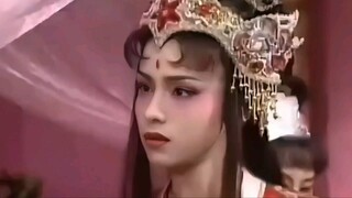 Wajahnya seputih krim, matanya seputih pernis, dan dia begitu cantik sehingga sulit membedakan apaka