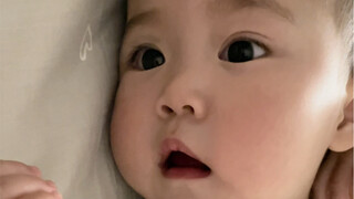 A 9-month-old baby converses with mom fluently, leaving me utterly amazed!