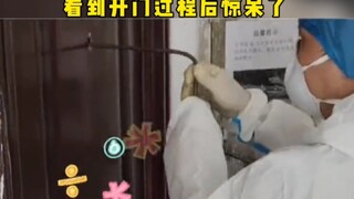 女子忘记带钥匙，花300元高价叫开锁师傅，看到开门过程惊呆了