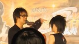 Diễn viên lồng tiếng của Itachi Sasuke đã vỗ nhẹ vào trán Sasuke tại sự kiện, nhắc nhở người hâm mộ 