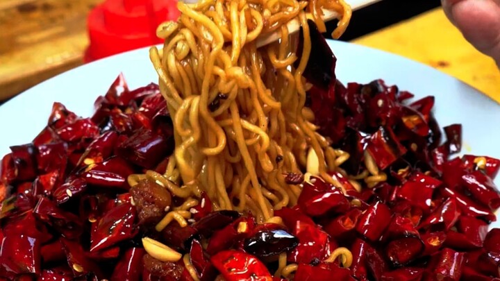Mì ăn liền làm thế này vừa cay tê, vừa thơm ngon, ăn một miếng là nhớ mãi!