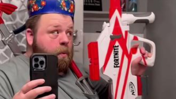 “Hal-hal menarik tentu dibagikan kepada mereka yang tidak asal-asalan.” “Dave si Gila Sudah Datang!”