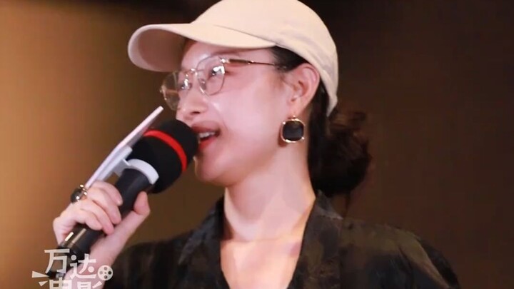 Did Ni Ni really start pitching a product at the premiere of the movie "Chasing Shadows"?!