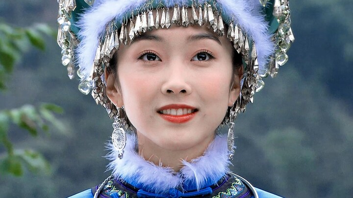 Ngày ấy, cô khoác lên mình phong cách dân tộc, nụ cười má lúm đồng tiền nhẹ nhàng, được khen là “đại