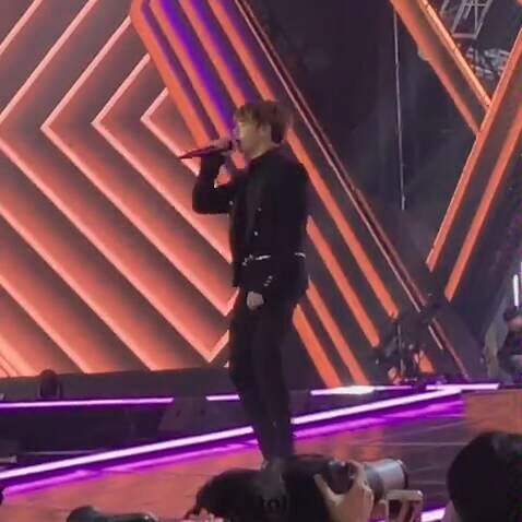 【BTS】【Jeongguk】200105 Saat keluar panggung, dia nyanyi “So Show Me” dengan keren banget! Tapi di akh