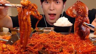 Mukbang của Sio Hải sản hầm, bạch tuộc và mực rất mềm, kết hợp với rong biển và cơm