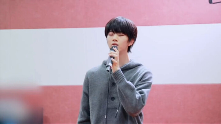 All the teachers on the 18th floor came to watch Zhang Hanshui’s November dance and vocal music asse