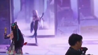 Yun, Mr. Yun?! How could you kick a gun on stage?!