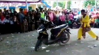 Bingung bikin judul yang pas .....