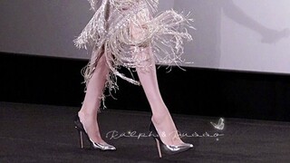 Thương hiệu này biết cách làm cho váy tua rua trông đẹp hơn.