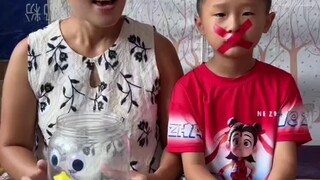 大宝的嘴巴和手都绑起来了