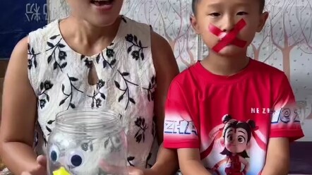 大宝的嘴巴和手都绑起来了