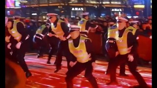 Traffic police dance in Xi'an's Tang Dynasty City!