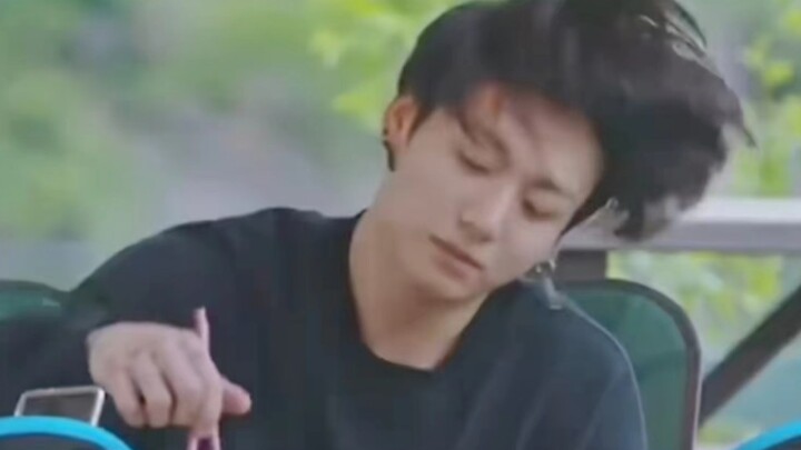 【Jeongguk】“Dia sangat suka kalau ada sehelai bulu di sini”