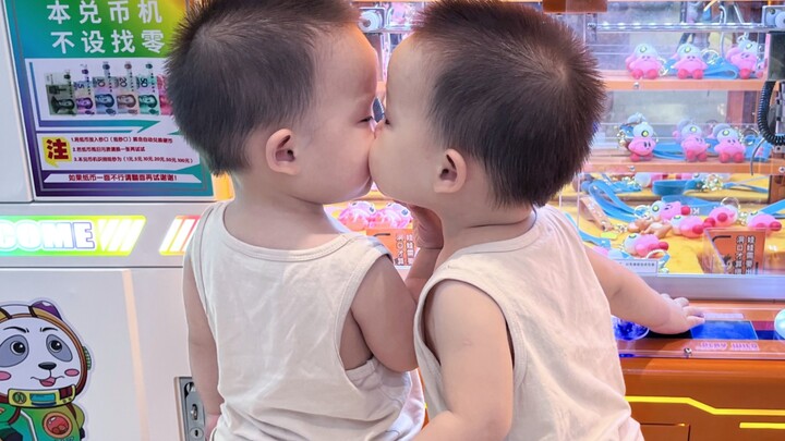 Cảm giác thế nào khi có hai chú chó sinh đôi có tính cách hoàn toàn khác nhau?
