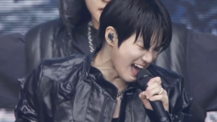 EXO’s Kim Junmyeon & Park Chanyeol Cover H.O.T’s “Git It Up” at the SMTOWN Family Concert, January 1