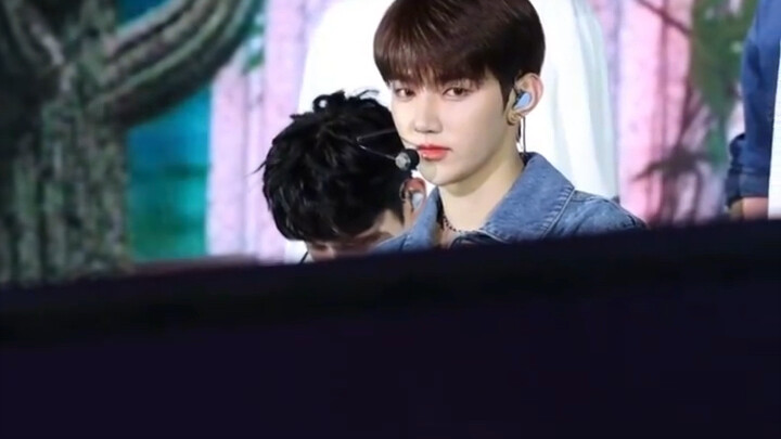 เขาแค่มองกล้องของแฟนเกิร์ลน่ะ ถ้าคุณไม่ใช่แฟน แล้วทำไมถึงใช้คำสบถจีนด่ากรีนการ์ดล่ะ