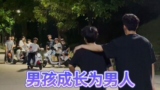 Vì mẹ của người anh em, bài học này là câu chuyện về một nhóm cậu bé trưởng thành thành những người 