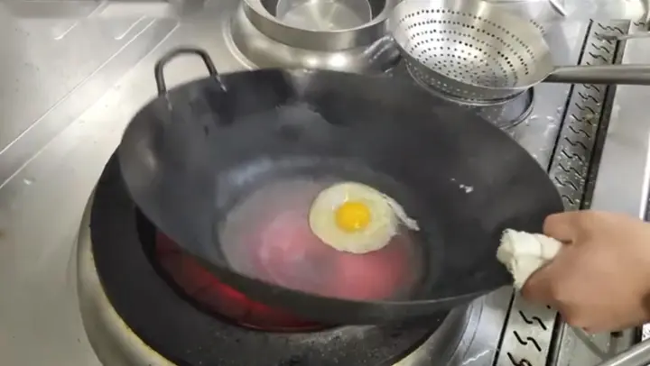 Food|Frying Eggs in a Hot Iron Pan