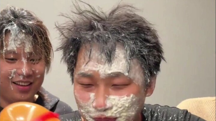 ลองเล่นวงล้อปีศาจแห่งรัสเซีย ทุกคนโดนโจมตีด้วยปืนฉีดครีม โคตรมันส์จริงๆ!