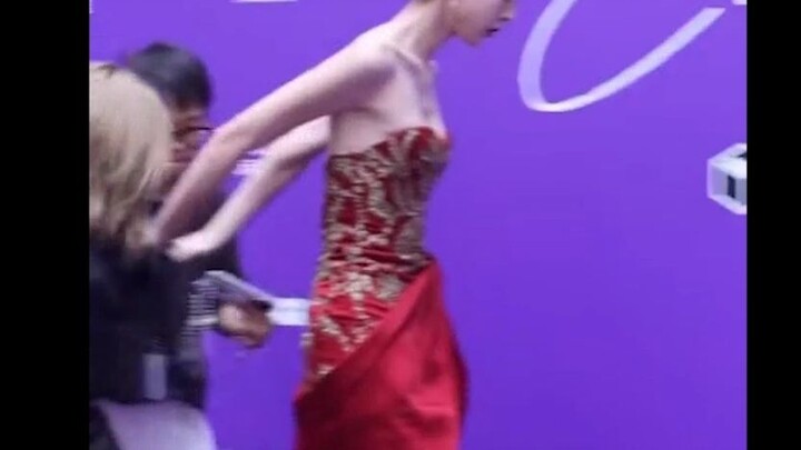 Hilarious! Who said we finally saw a real couple on the GQ red carpet, hahaha!!