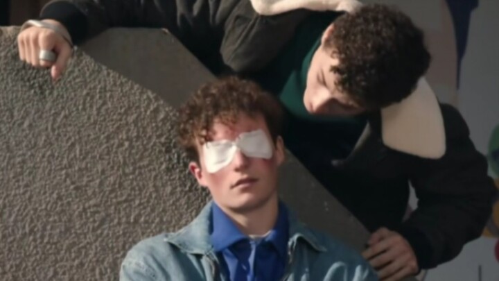 “因为他的眼睛看不见，所以我的眼睛可以肆无忌惮”