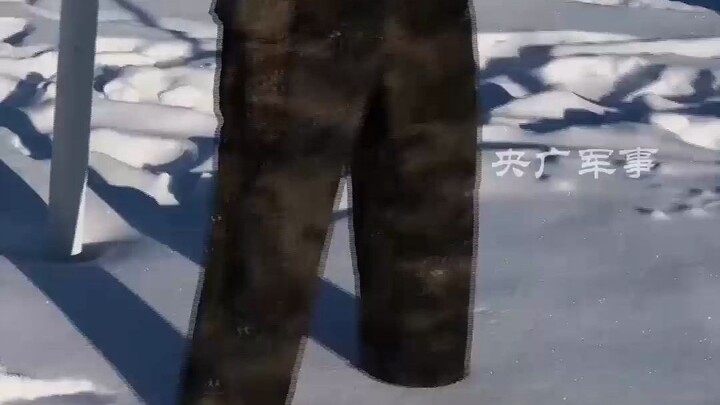 After washing their pants for just five minutes, officers and soldiers in Mohe find them frozen soli