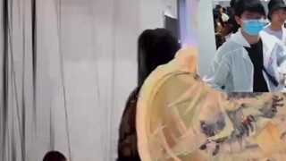 Siapa yang mencuri tanda saya di adegan BW! Dia bahkan membuatku berjaga di pintu toilet pria! !