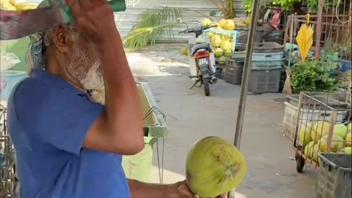 น้ำมะพร้าวสดแค่ 1 ดอลลาร์ – เทคนิคการหั่นผลไม้ – อาหารริมทางมาเลเซีย