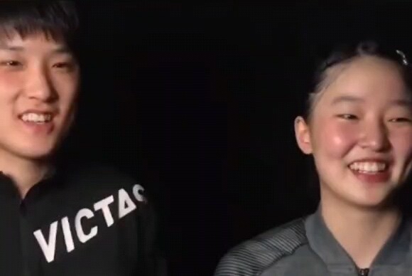 Kakak beradik Zhang Ben menjalani wawancara dalam bahasa Mandarin.