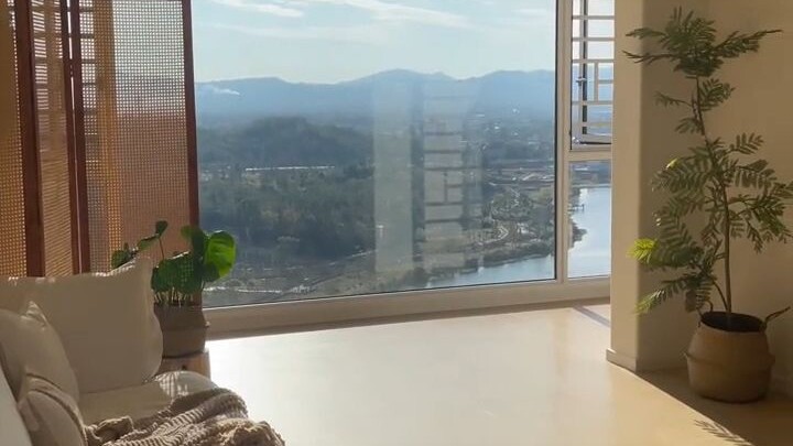 Pertama kali renovasi rumah, langsung terwujud gaya natural kayu impian!