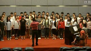【肖战】重庆工商大学合唱团训练《绒花》，战战棒棒哒！指挥老师你成功的引起了我的注意。