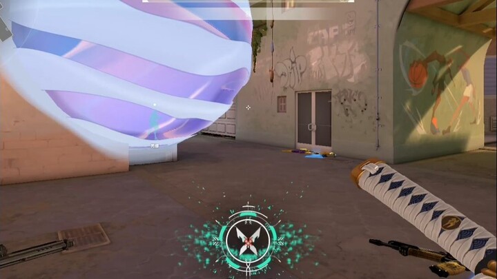 Đọ phản ứng với tôi, cậu đúng là chọn < >